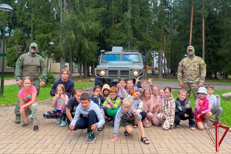 В Ленинградской области сотрудники спецподразделений Росгвардии провели встречу с воспитанниками детского оздоровительного лагеря
