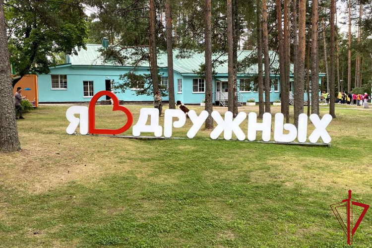 Мероприятие в рамках акции "Каникулы с Росгвардией" провели сотрудники транспортного ОМОН "Балтика" для школьников из Мариуполя