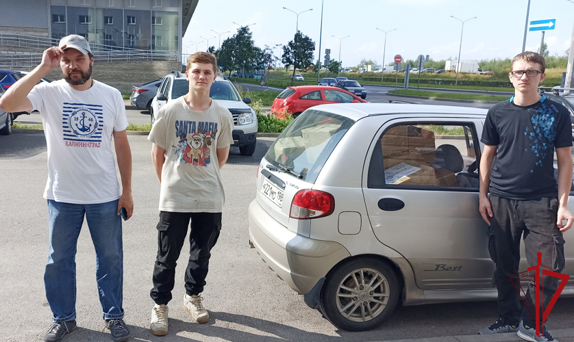 Сотрудники вневедомственной охраны Красносельского района собрали гуманитарную помощь для госпиталя в Донецке
