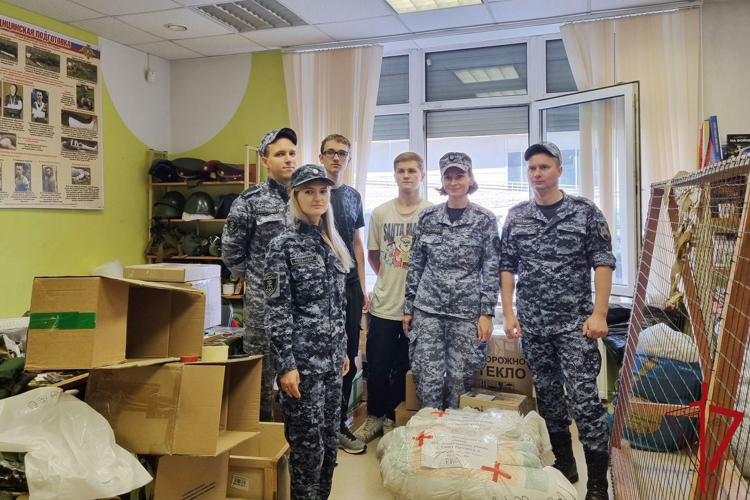 Сотрудники вневедомственной охраны Красносельского района собрали гуманитарную помощь для госпиталя в Донецке