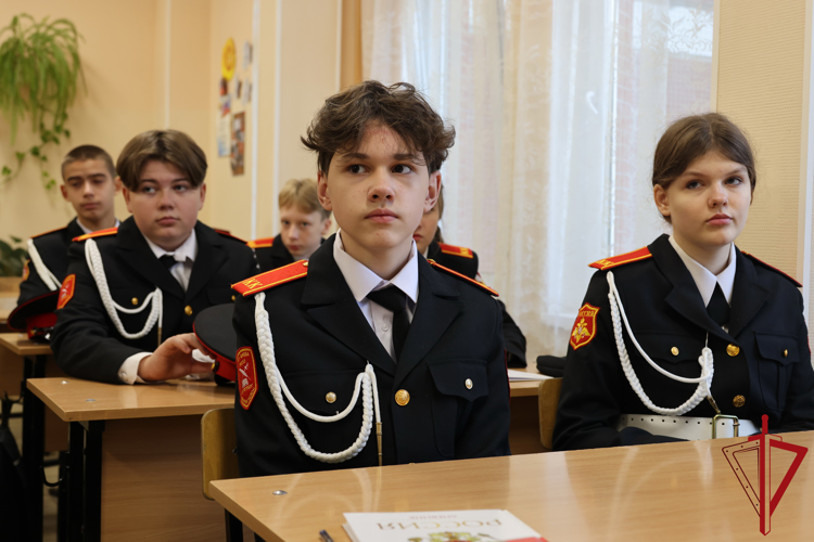 Сотрудники и ветераны транспортного ОМОН приняли участие в торжественной линейке, посвященной Дню знаний