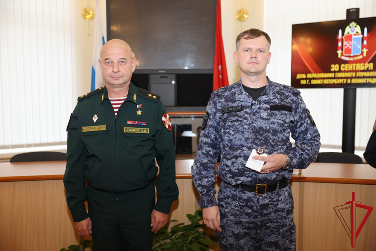 В Санкт-Петербурге командующий Северо-Западным округом Росгвардии поздравил личный состав территориального органа с Днем образования