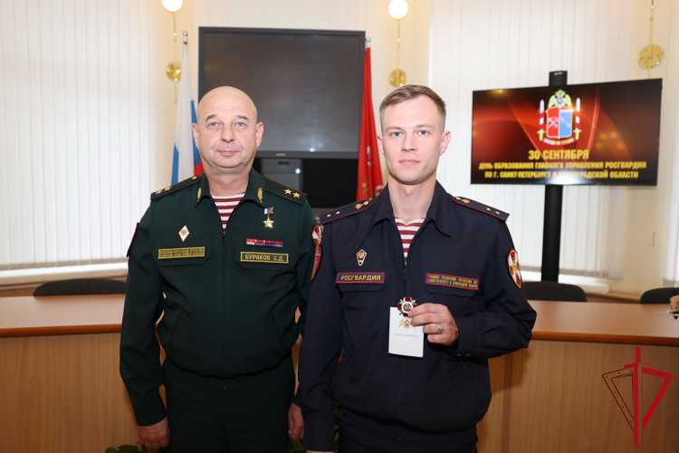 В Санкт-Петербурге командующий Северо-Западным округом Росгвардии поздравил личный состав территориального органа с Днем образования