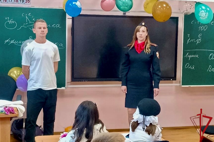 В Санкт-Петербурге в День знаний сотрудники Росгвардии провели встречу с учениками кадетского класса