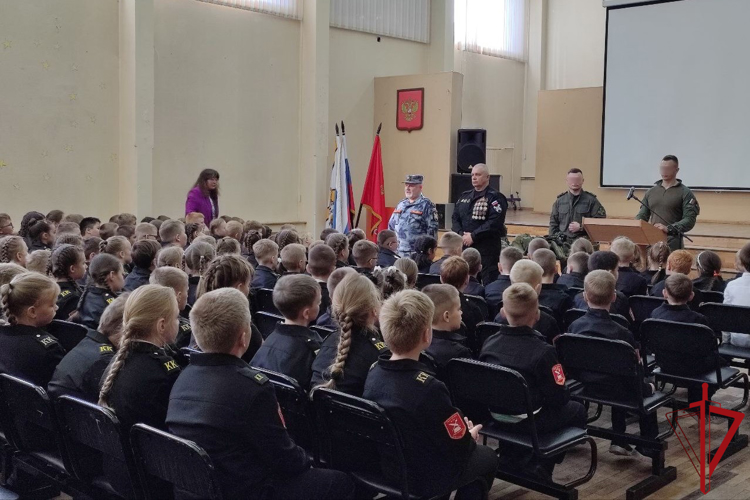 В Санкт-Петербурге сотрудники и ветераны спецподразделений ГУ Росгвардии провели встречи с учащимися
