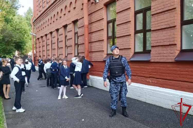 В Санкт-Петербурге и Ленинградской области сотрудники Росгвардии приняли участие в обеспечении правопорядка в День знаний
