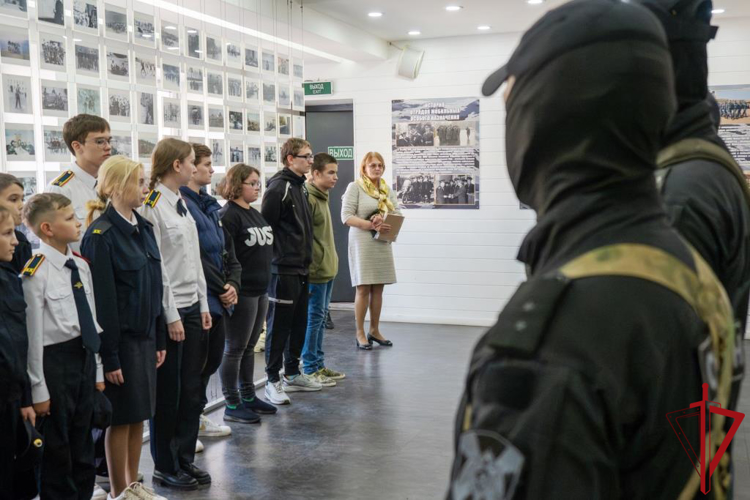Сотрудники ОМОН «Бастион» Росгвардии провели урок мужества для учащихся петербургских школ