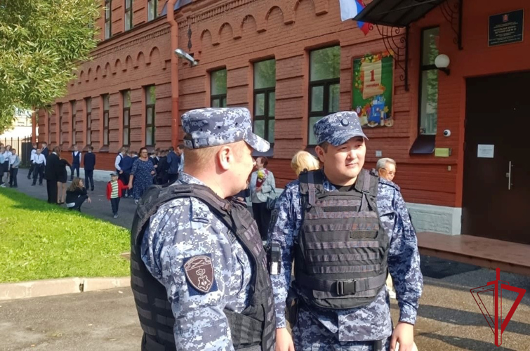 В Санкт-Петербурге и Ленинградской области сотрудники Росгвардии приняли участие в обеспечении правопорядка в День знаний