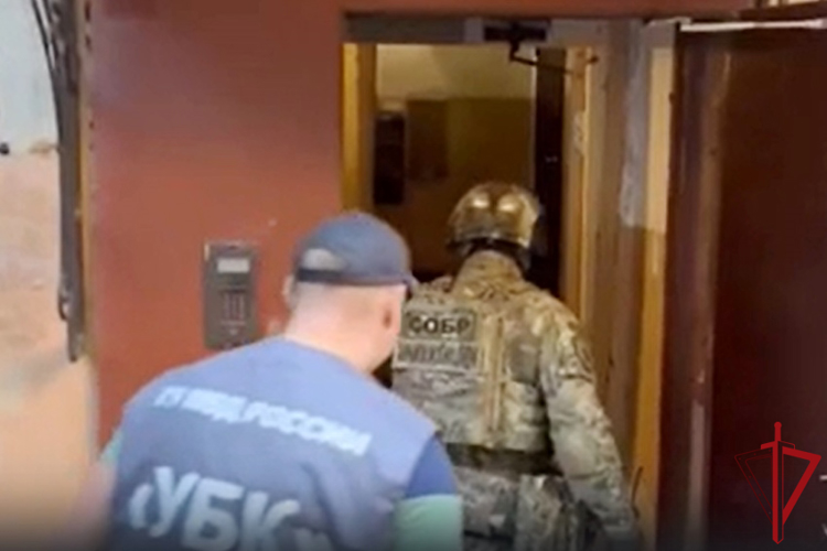 Сотрудники СОБР оказали содействие полиции в задержании гражданина, подозреваемого в мошеннической деятельности