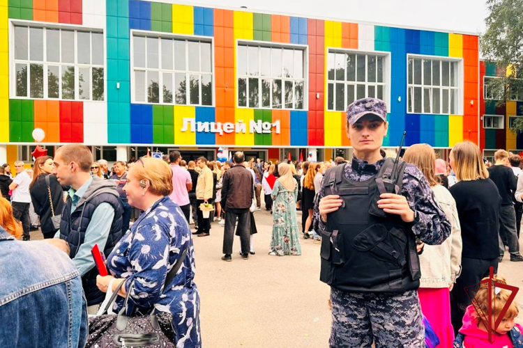 В Санкт-Петербурге и Ленинградской области сотрудники Росгвардии приняли участие в обеспечении правопорядка в День знаний