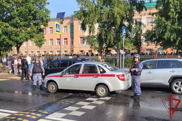 В Санкт-Петербурге и Ленинградской области сотрудники Росгвардии приняли участие в обеспечении правопорядка в День знаний
