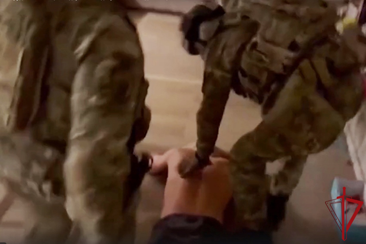 Сотрудники СОБР оказали содействие полиции в задержании гражданина, подозреваемого в мошеннической деятельности