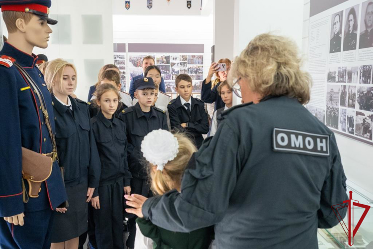 Сотрудники ОМОН «Бастион» Росгвардии провели урок мужества для учащихся петербургских школ