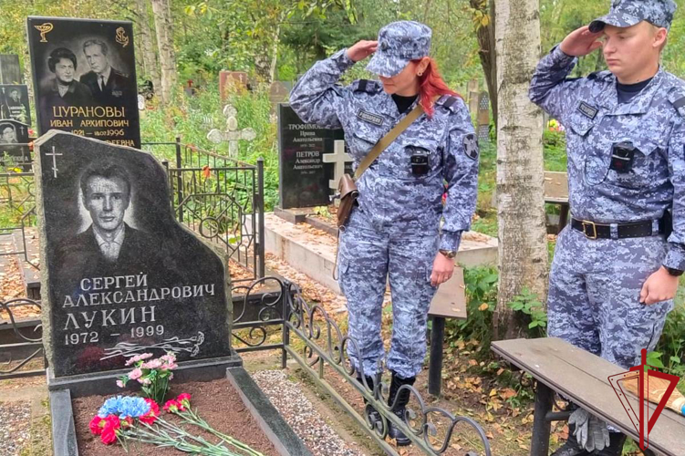 В Санкт-Петербурге сотрудники Росгвардии почтили память коллеги, погибшего при исполнении служебного долга