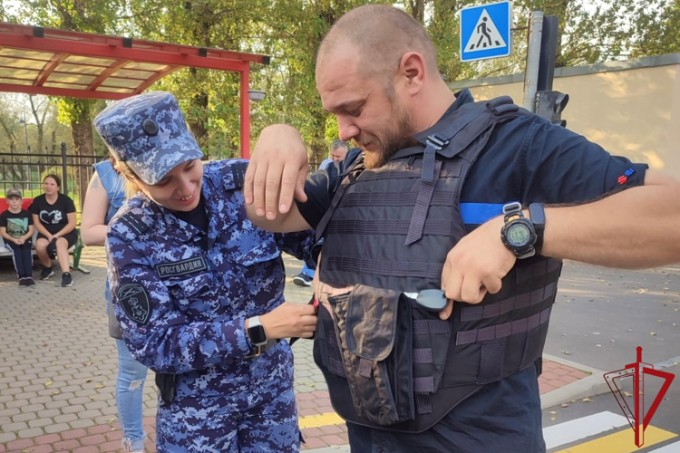 Представители Росгвардии провели встречу с детьми и их родителями в интерактивном учебном центре «Автоград»