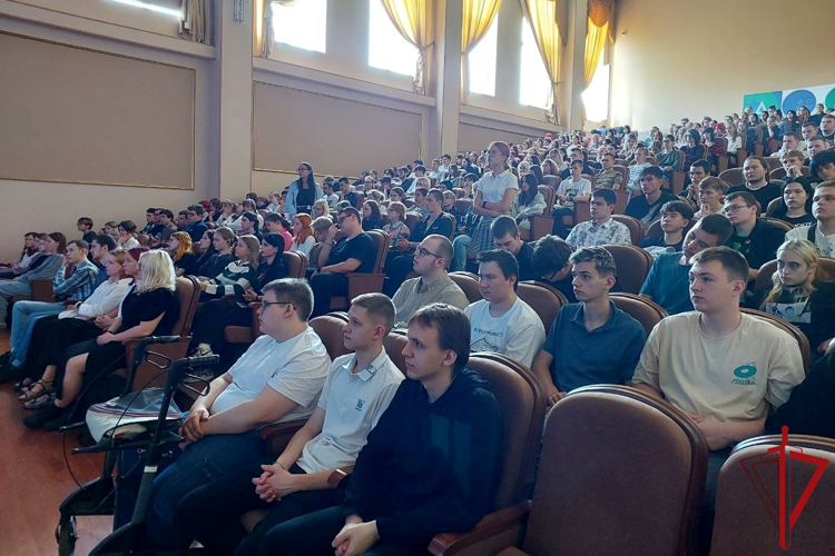 В Санкт-Петербурге сотрудники и ветераны спецподразделений ГУ Росгвардии провели встречи с учащимися