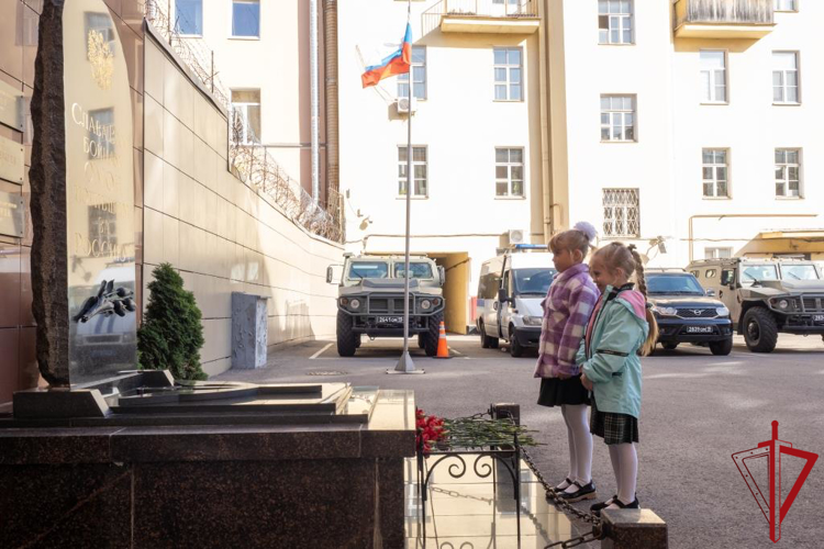 Сотрудники ОМОН «Бастион» Росгвардии провели урок мужества для учащихся петербургских школ