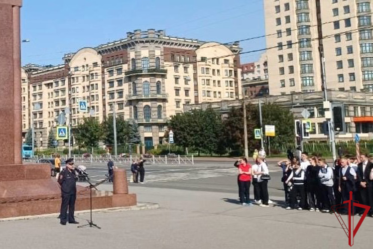 В Санкт-Петербурге сотрудники Росгвардии приняли участие в мероприятиях, посвященных Дню солидарности в борьбе с терроризмом