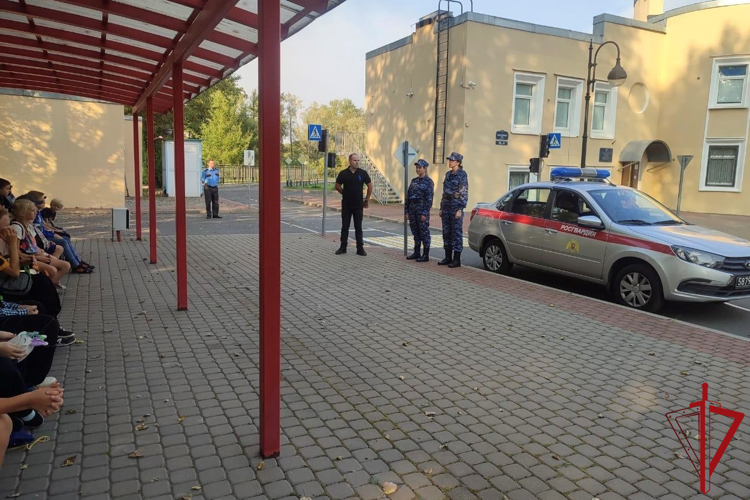 Представители Росгвардии провели встречу с детьми и их родителями в интерактивном учебном центре «Автоград»