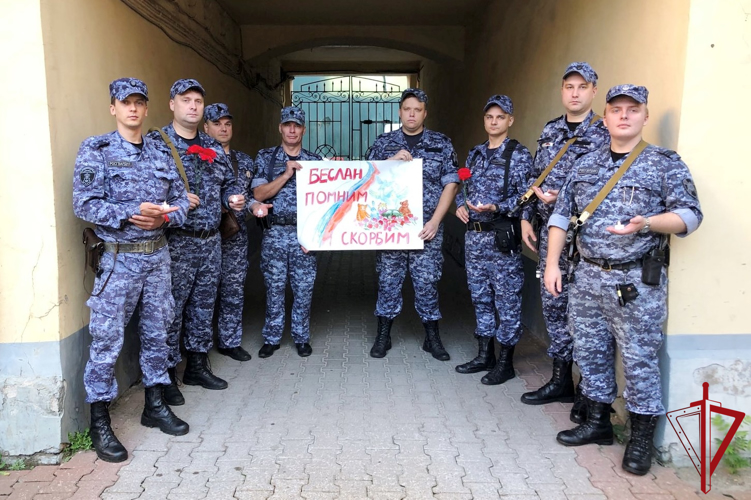 В Санкт-Петербурге сотрудники Росгвардии провели акцию, приуроченную ко Дню солидарности в борьбе с терроризмом
