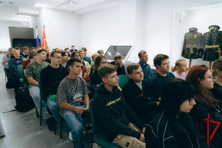 Сотрудники спецподразделений ГУ Росгвардии провели встречу с молодёжью Московского района