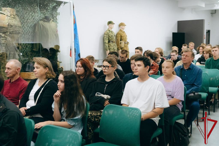 Сотрудники спецподразделений ГУ Росгвардии провели встречу с молодёжью Московского района