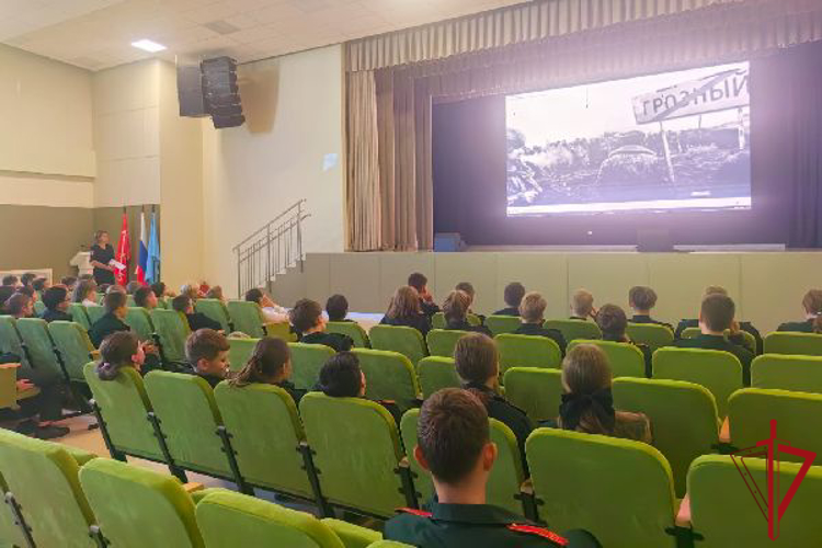 Для учащихся кадетских классов проведён урок мужества, посвященный Герою России Анатолию Романову