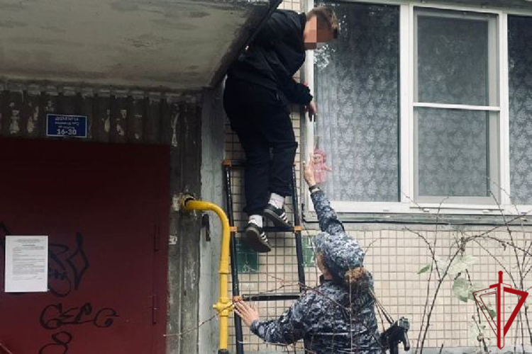 Во Всеволожске сотрудники Росгвардии помогли подростку слезть с козырька над подъездом, куда он забрался на спор с друзьями