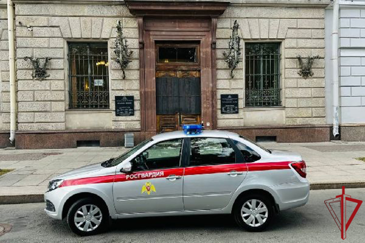 Сотрудники Росгвардии задержали посетителя Российской национальной библиотеки, пытавшегося похитить книгу из читального зала
