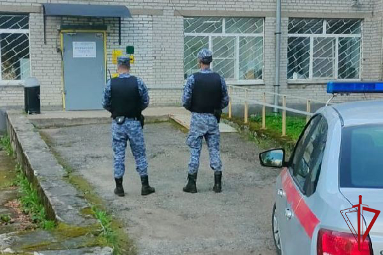 В Волхове сотрудники Росгвардии обнаружили возгорание в здании больницы и организовали эвакуацию