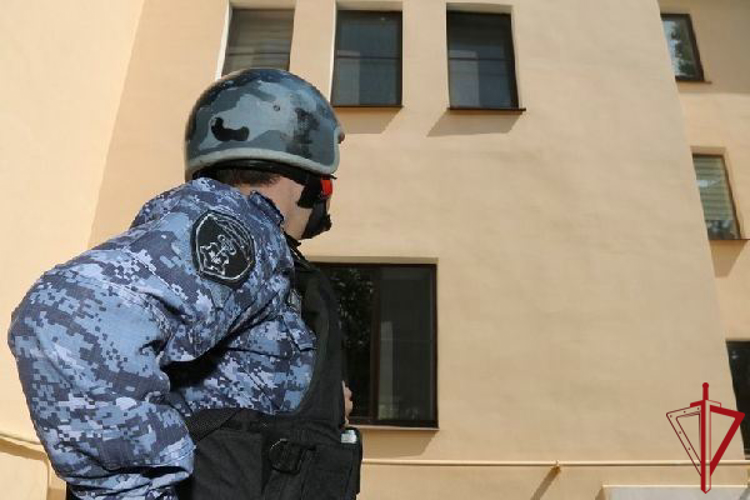 В Невском районе сотрудники Росгвардии и полиции задержали подозреваемых в вымогательстве и незаконном удержании мужчины в квартире