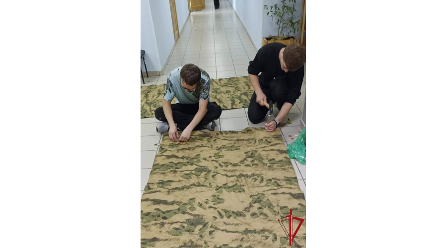 Петербургские подростки изготовили очередную партию средств маскировки и эвакуации для передачи бойцам СВО