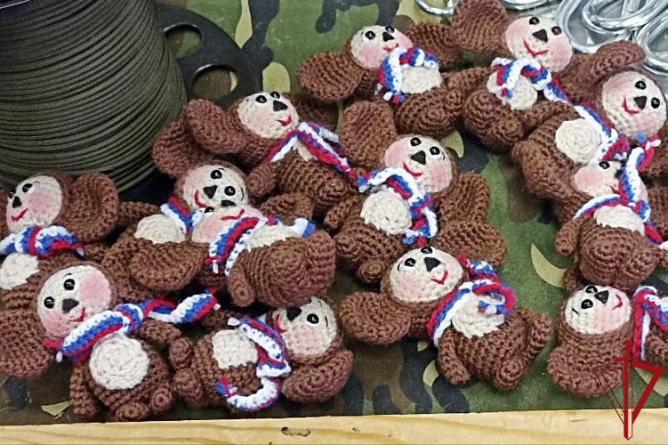 Петербургские подростки изготовили очередную партию средств маскировки и эвакуации для передачи бойцам СВО
