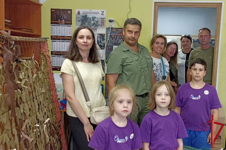 Петербургские подростки изготовили очередную партию средств маскировки и эвакуации для передачи бойцам СВО