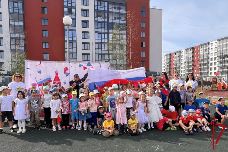 Сотрудники Росгвардии провели для воспитанников детского сада «Подсолнух» мероприятие ко Дню Государственного флага РФ