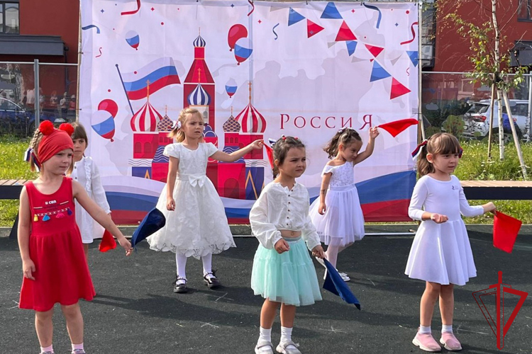Сотрудники Росгвардии провели для воспитанников детского сада «Подсолнух» мероприятие ко Дню Государственного флага РФ