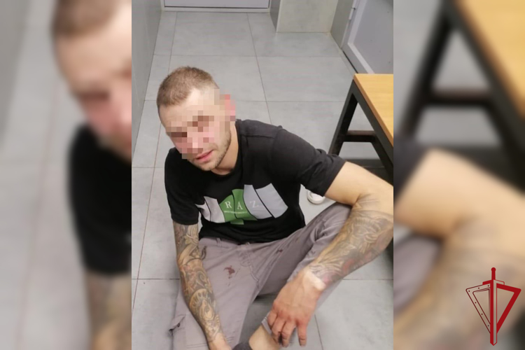 В Кировском районе наряд Росгвардии задержал участника уличного конфликта, нанесшего ножевое ранение мужчине