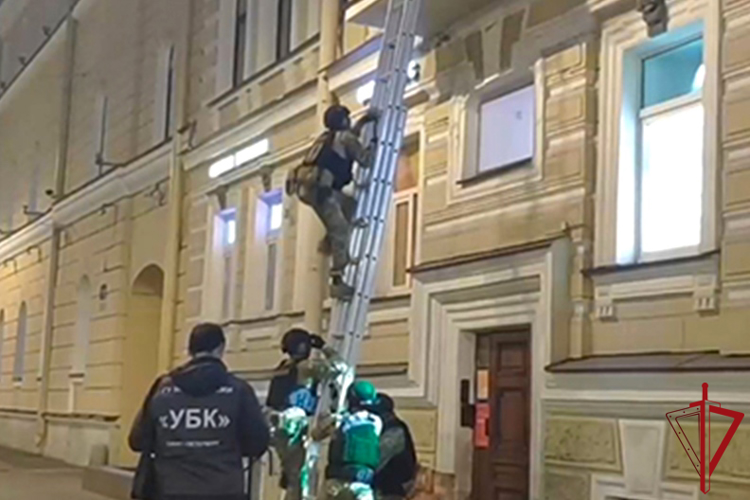 В Санкт-Петербурге при силовой поддержке СОБР «Гранит» Росгвардии задержаны подозреваемые в торговле стратегически важной информацией