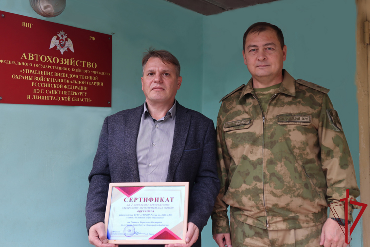Заместитель командующего Северо-Западным округом ВНГ РФ поздравил коллектив Автохозяйства Управления вневедомственной охраны с 35-летием