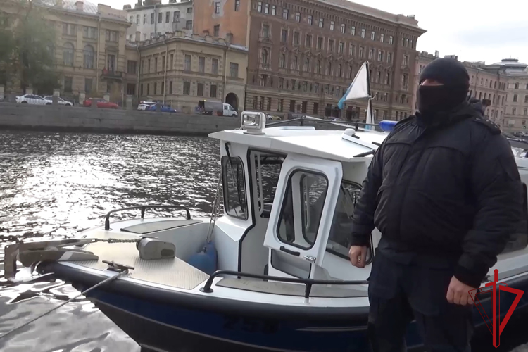 В Санкт-Петербурге водолазы Росгвардии провели плановое обследование дна реки Фонтанки