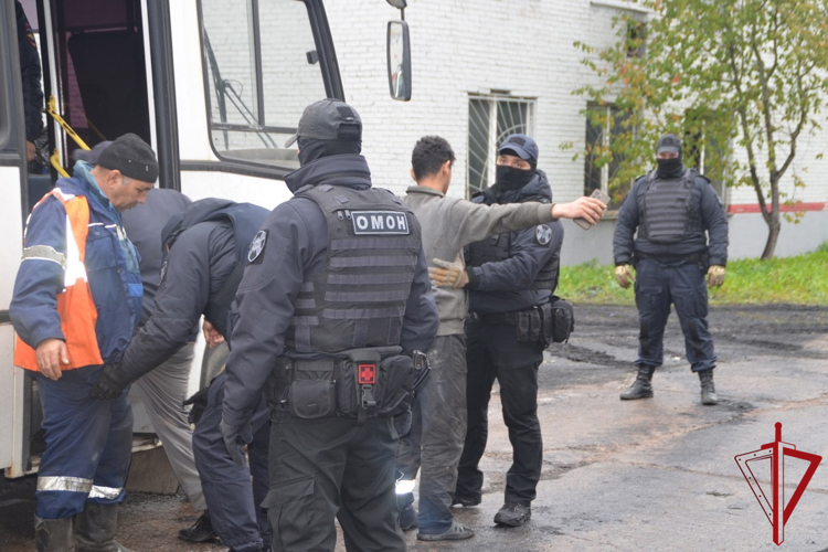 В Санкт-Петербурге сотрудники ОМОН Росгвардии оказали содействие полиции в проведении рейда по пресечению нарушений в сфере миграции