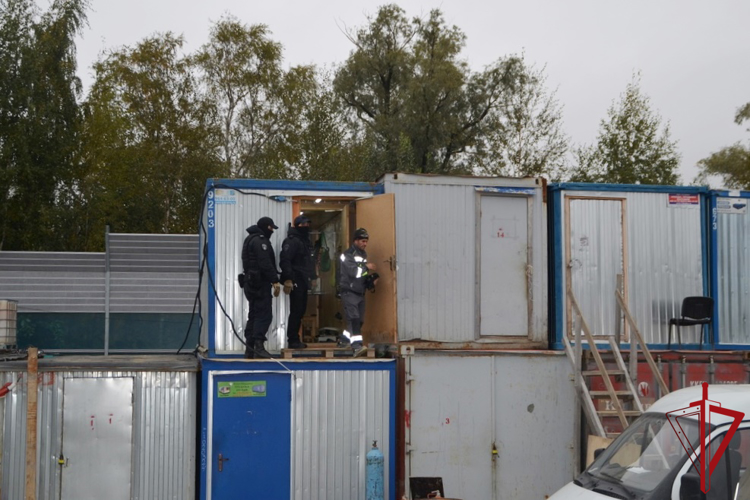 В Санкт-Петербурге сотрудники ОМОН Росгвардии оказали содействие полиции в проведении рейда по пресечению нарушений в сфере миграции
