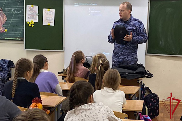 Сотрудники Росгвардии провели уроки мужества, посвященные 72-ой годовщине со Дня образования вневедомственной охраны
