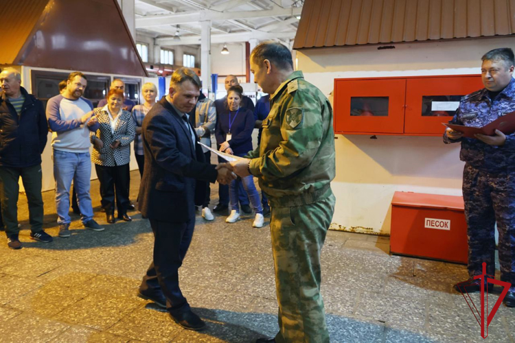 Заместитель командующего Северо-Западным округом ВНГ РФ поздравил коллектив Автохозяйства Управления вневедомственной охраны с 35-летием
