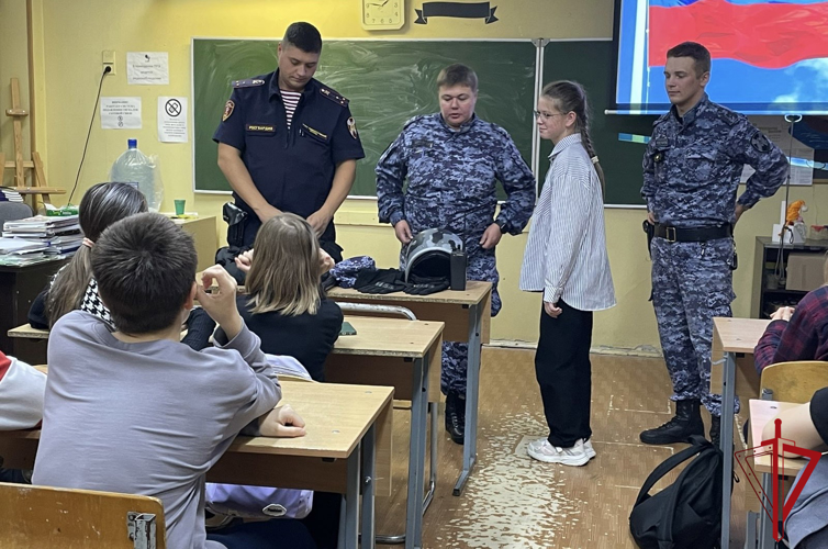 В Санкт-Петербурге сотрудники Росгвардии провели урок мужества для школьников