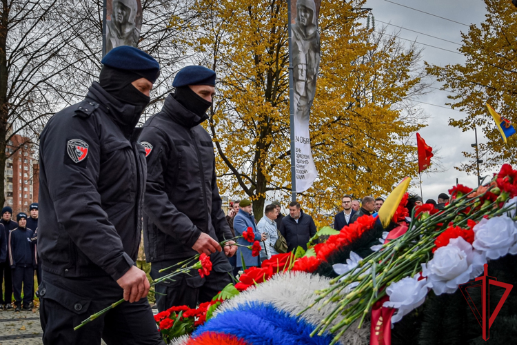 В День подразделений специального назначения, росгвардейцы возложили цветы к петербургскому мемориалу «Бойцам спецназа России»