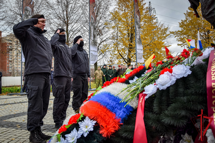 В День подразделений специального назначения, росгвардейцы возложили цветы к петербургскому мемориалу «Бойцам спецназа России»