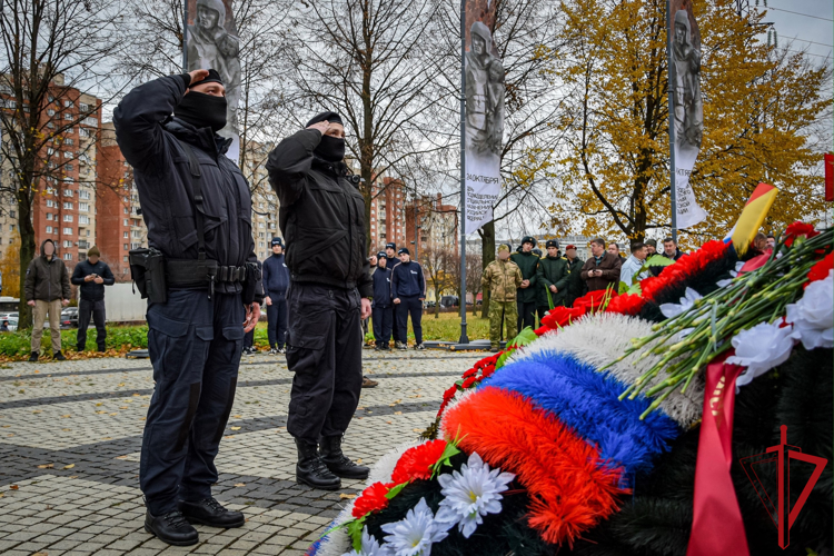 В День подразделений специального назначения, росгвардейцы возложили цветы к петербургскому мемориалу «Бойцам спецназа России»