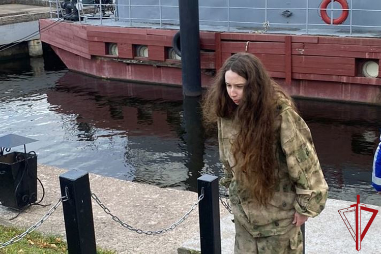 Сотрудники транспортного ОМОН "Балтика" спасли гражданку, упавшую в реку