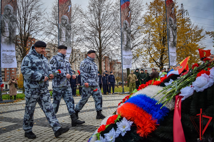 В День подразделений специального назначения, росгвардейцы возложили цветы к петербургскому мемориалу «Бойцам спецназа России»